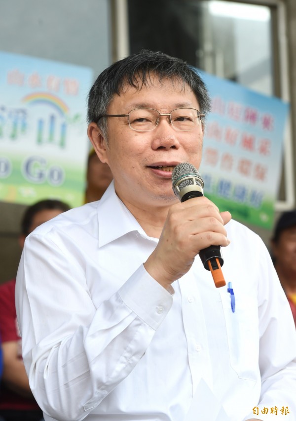 台北市長柯文哲4日應邀出席文山區親山健行活動，被問到前台南縣長蘇煥智脫黨參選年底北市長選舉，並指柯P比喻兩岸為夫妻關係並不恰當，兩岸應是「兄弟關係」，且兄弟分家也很正常。柯文哲聲稱家人還是家人、自然就好。（記者方賓照攝）