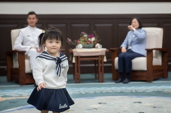 蔡总统上周接见海军仪队上兵苏祈麟一家人,苏祈麟的女儿全场跑,引发部分网友批评,蔡总统今天为其缓颊表示,那是因为苏小妹妹看到地毯上有蝴蝶。(图撷取自总统府官网)