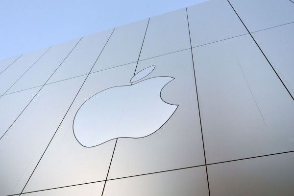蘋果承認刻意調降舊款iPhone性能，引起全球消費者不滿。（法新社）