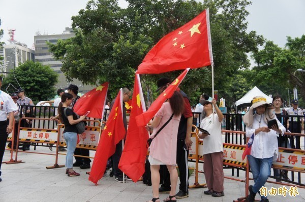 學者施正鋒警告，若有很多台灣人為方便而申領台灣居民居住證，中國可能會學俄國，藉口動武或公投併吞台灣。（資料照）