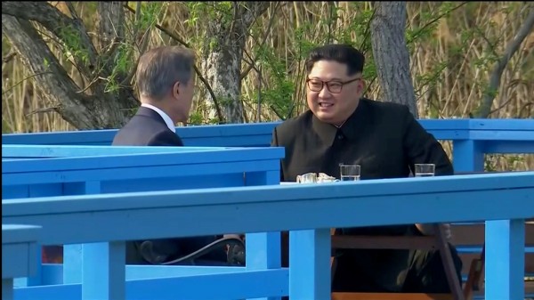 在簽署和平宣言後，南韓總統文在寅與北韓領導人金正恩到室外的一座橋廊坐了下來，兩人看上去相談甚歡。（路透）
    