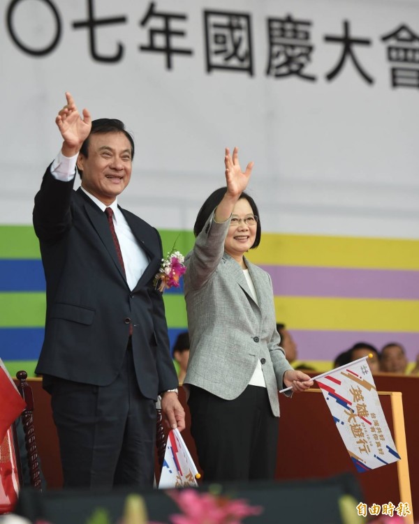 蔡英文總統及立法院長蘇嘉全向台下揮手。(記者劉信德攝)