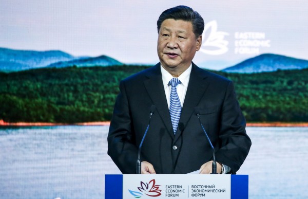 近期俄國正舉行軍演,中國、蒙古也派軍參加,但昨(13)日俄國總統普廷前往視察,卻不見習近平。對此,有軍事專家認為,習近平不想因為俄羅斯而與整個北約集團對抗。圖為習近平12日出席東方經濟論壇。(路透)