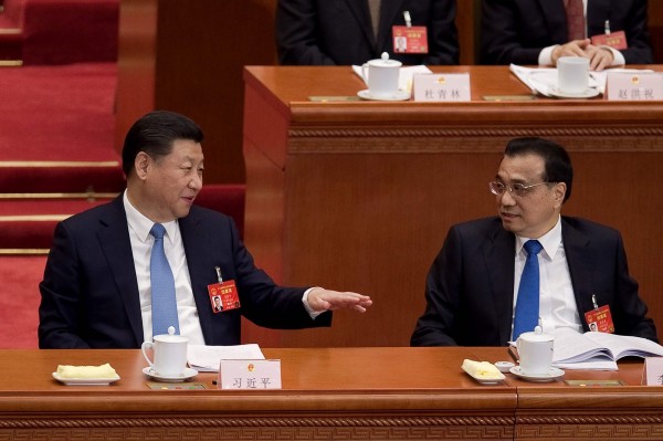 中國國家主席習近平(左)與總理李克強(右)。圖為中國兩會12日會議。(法新社)