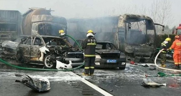 疑濃霧影響,共有超過30台大小車輛發生追撞,其中有2輛自小客車、大貨車及水泥槽罐車等4輛車起火,火勢一度十分猛烈。(擷取自《新浪新聞》)
