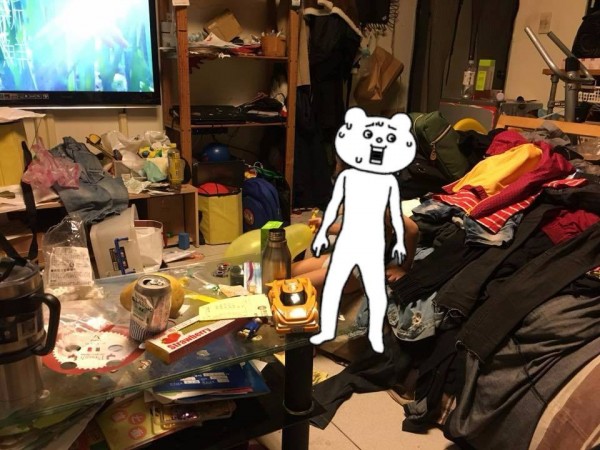 客廳被雜物堆滿。(圖擷取自爆廢公社)