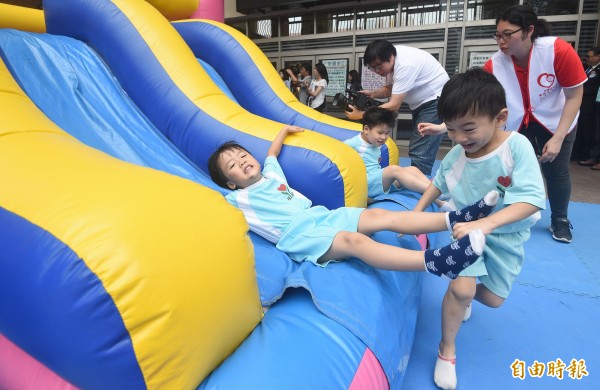 515全國兒童安全日，靖娟兒童安全文教基金會15日舉辦「氣墊樂園好好玩 無法可管藏危機！？」記者會，希望政府能立法管理，並定期抽檢遊戲設備，以避免孩子在遊戲時置身危險環境。（記者廖振輝攝）