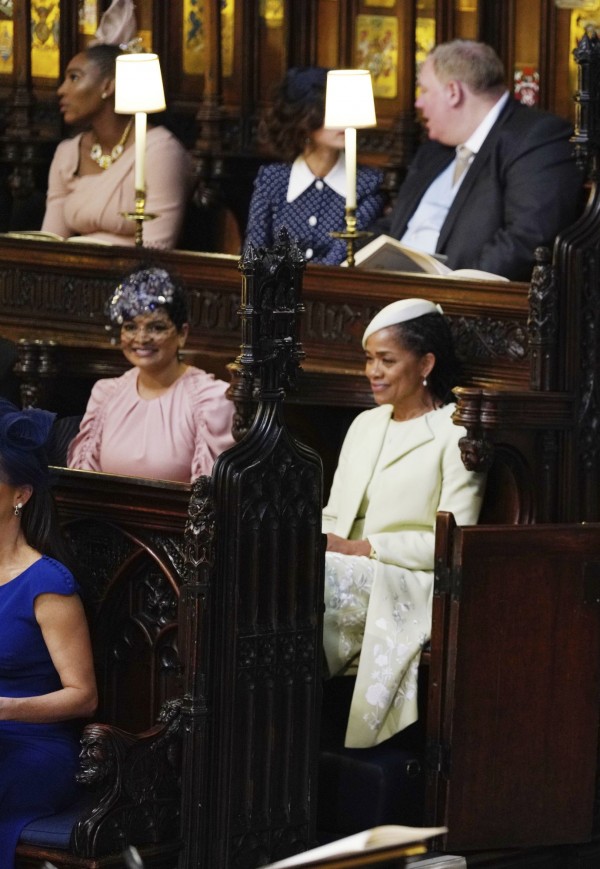 梅根的閨密(Benita Litt,圖左)及母親朵瑞亞(Doria Ragland,圖右)坐在台下觀禮。(美聯社)
