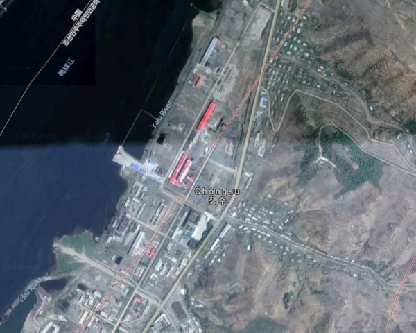 北韓領導人金正恩日前宣布不再核試，但美國核武研究單位透過衛星影像發現，北韓靠近中國的邊界地區，疑似有一座核等級石墨工廠仍在運作。（翻攝自google）