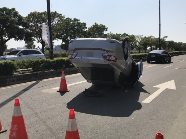 蒜頭糖廠前故宫北路發生自小客車翻覆事故。(記者蔡宗勳翻攝)