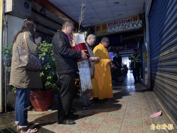 家屬23日凌晨至現場招魂。（記者黃耀徵攝）
