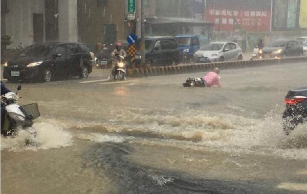 強降雨勢造成南市區幾乎泡在水中，機車騎士滑倒。（記者洪瑞琴翻攝）