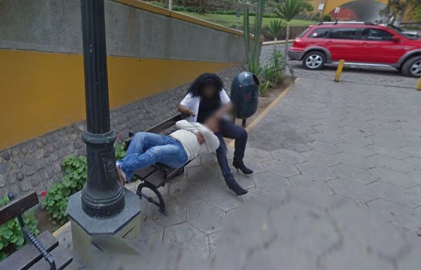 秘魯一名男子近日利用Google地圖規劃行車路線時,卻發現老婆5年前和小王偷情的畫面。(圖擷取自Google Maps)