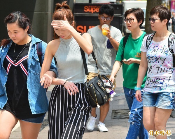 明日各地仍為多雲到晴的好天氣,西半部地區空品普遍不佳,中部地區為「紅色警示」。(資料照)