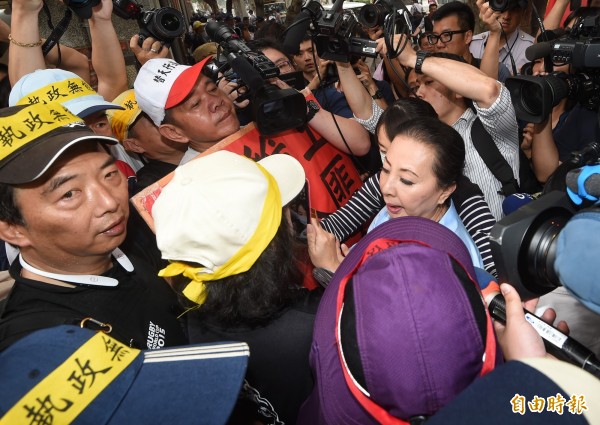 立法院19日審查年金改革法案,民眾前往抗議,並與警方推擠。圖為嘉義縣長張花冠遭擋。(資料照,記者方賓照攝)