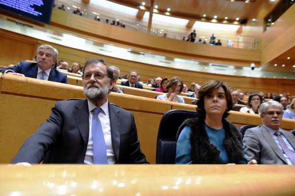 西班牙參議院以214票贊成47票反對和1票棄權的壓倒性票數，通過動用憲法第155條議案，預估總理拉霍伊（前排圖左）將利用參院授予的權力解散加泰政府。（歐新社）