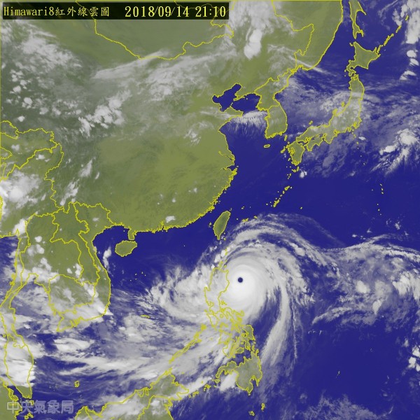 山竹颱風暴風圈明晨將對巴士海峽、東沙島及台灣東南部海面造成威脅。(圖擷取自中央氣象局)