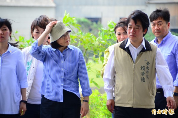 政府推動前瞻基礎建設,政院昨公布投入3千億打造綠能水台灣,其中包括台南市百億元沙崙綠能科學城,高雄市爭取55億元的海洋科技產業創新專區也有譜。圖為總統蔡英文及台南市長賴清德視察畫面。(資料照,記者吳俊鋒攝) 政府推動前瞻基礎建設,政院昨公布投入3千億打造綠能水台灣,其中包括台南市百億元沙崙綠能科學城,高雄市爭取55億元的海洋科技產業創新專區也有譜。圖為總統蔡英文及台南市長賴清德視察畫面。(資料照,記者吳俊鋒攝)