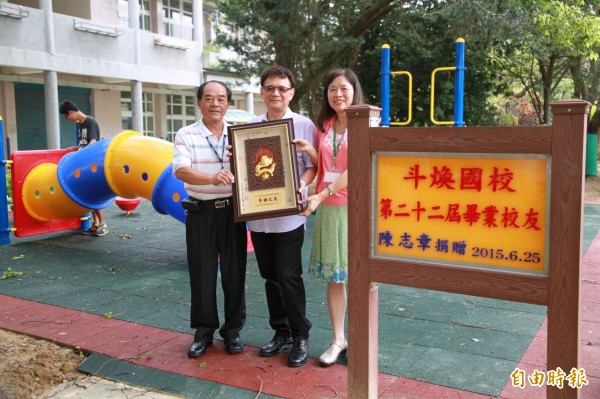 斗煥國小校長陳招池(右)認為,廢除寒暑假作業是弱化經社經背景卑微的孩子。(資料照,記者鄭鴻達攝)