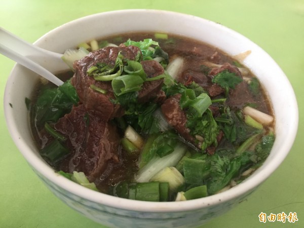 潭子區「阿婆肉焿」店裡的牛肉麵,一樣料好實在。(記者歐素美攝) 潭子區「阿婆肉焿」店裡的牛肉麵,一樣料好實在。(記者歐素美攝)
