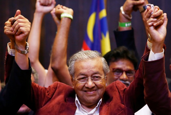 92歲前首相馬哈地(Mahathir Mohamad)所組成的在野「希望聯盟」(Pakatan Harapan,PH),擊敗執政60年的「國民陣線」(BN)。(路透)