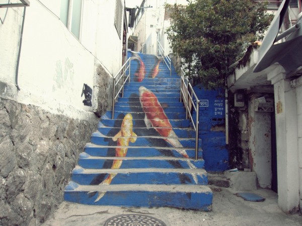 韓國鯉魚彩繪樓梯，現已被當地居民塗銷。（圖取自healingdiscovery.co.kr）