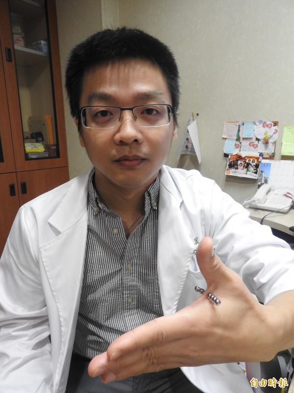 兒童外科醫師江俊宏指出誤吞強力磁性的巴克球，可能導致腸穿孔。（記者方志賢攝）
