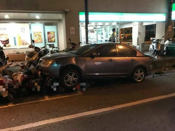 鍾姓男子酒後駕車，先擦撞一輛逆向機車後，又失控撞倒路邊一排機車。（記者鄭名翔翻攝）