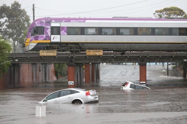 吉朗受暴風雨侵襲,洪水漫延整個市鎮,淹沒多部車量。(圖擷自推特)