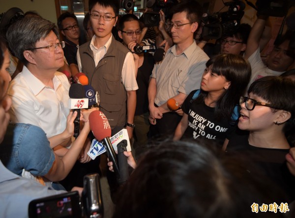 教育部長吳思華稍早抵達林冠華居住社區召開記者會。對於派員關切一事,「人渣文本」稍早在臉書提出質疑:「教育部、教育局和學校派專人去家庭關切是正常程序?」(記者王敏為攝)