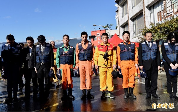 協助花蓮震災的日本搜救隊10日結束任務返國,離去前與花蓮消防隊互贈帽子道謝,並向雲翠大樓脫帽致意。(記者簡榮豐攝)