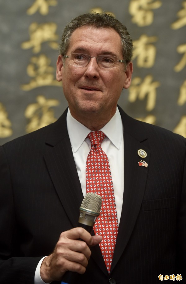 美国众议院国会台湾连线共同主席哈博11日拜会外交部,在大厅接受媒体访问。(记者简荣丰摄)