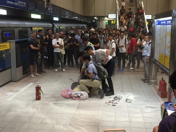 台北捷運稍早傳出有人在車廂內持刀,引起車廂內民眾恐慌,目前該名老婦已被警方壓制。(圖擷取自PTT)