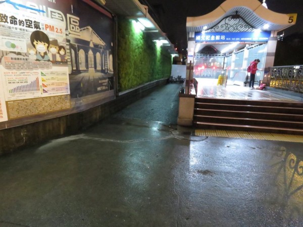 裂縫位於國父紀念館站5號出口。(圖擷自麵包台臉書)