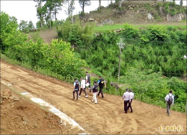 觀光局昨公布違法露營區,其中位於「山崩與地滑地質敏感區」營區超過半數。圖為新竹檢警去年到尖石鄉勘查一處山坡地,懷疑違法開發做露營區。(資料照) 觀光局昨公布違法露營區,其中位於「山崩與地滑地質敏感區」營區超過半數。圖為新竹檢警去年到尖石鄉勘查一處山坡地,懷疑違法開發做露營區。(資料照)