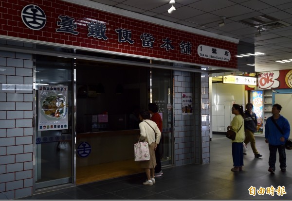 台北車站停電,旅客到黑漆漆的台鐵便當本舖買便當,但廚房沒電停擺,只好緊急從七堵車勤部餐務室調1000份供應晚間旅客需求。(記者簡榮豐攝)