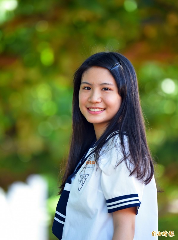 台東高商女學生李宜霞說,就是喜歡校服這種水手服的設計感。(記者黃明堂攝)