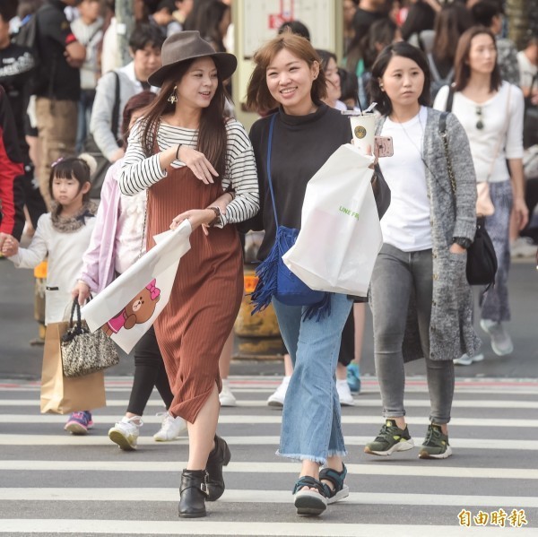 明天全台各地大致上天氣穩定,白天較為悶熱。(資料照)