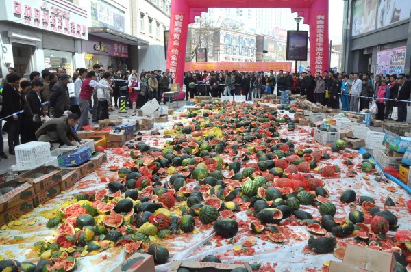 中國青島日前舉辦了一場「全民砸西瓜」的活動,讓市民一起親手摔爛這些逾4噸的問題西瓜,場面壯觀。(圖擷自《央視》)