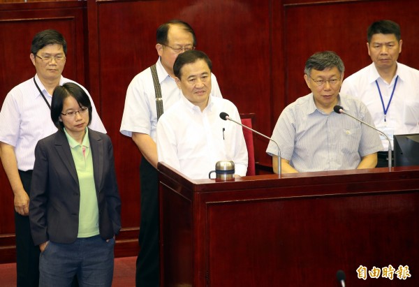 台北市議會日前市政總質詢,台北市長柯文哲(前排右)出席備詢。前排中為副市長陳景峻,前排左為台北農產公司總經理吳音寧,眾人表情都相當嚴肅。(資料照)