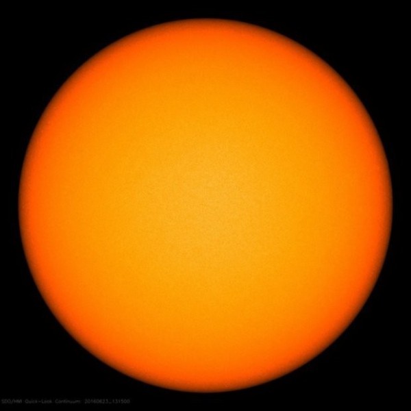 NASA最近觀測到太陽表面相當平整，這已是今年第4次出現「無黑子」現象。在這個在太陽活動極小期內，太陽發出的輻射量減少，會造成地球大氣溫度下降。（圖截自NASA）