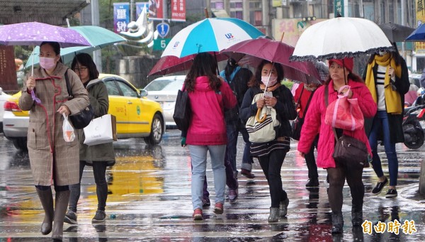 氣象局指出,今天入夜後中部以北地區及南部山區降雨機率會再提高,不穩定的天氣將持續到17、18日。(資料照,記者劉信德攝)