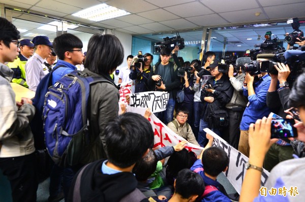 學生團體不滿民進黨團通過一例一休「勞基法」到民進黨中央黨部要找總統蔡英文 陳情。（記者王藝菘攝）