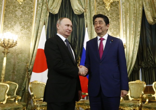 日本首相安倍晉三(右)在去年4月28日訪俄時,於克里姆林宮與俄羅斯總統普廷(左)進行會談。(歐新社)