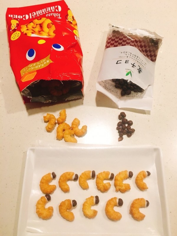 「蛆義理巧克力」使用彎曲和球形零食製作。(圖取自推特)
