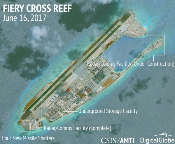 據美國智庫「亞州海事透明倡議（Asia Maritime Transparency Initiative, AMTI）」，中國2017年在南沙、西沙群島上興建了多項軍事建設，可能將擴建為空軍或海軍基地。（擷自戰略與國際研究中心，CSIS）