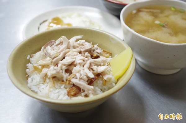 雞肉飯配味噌湯再加上荷包蛋，是劉里長雞肉飯招牌料理。（記者王善嬿攝）