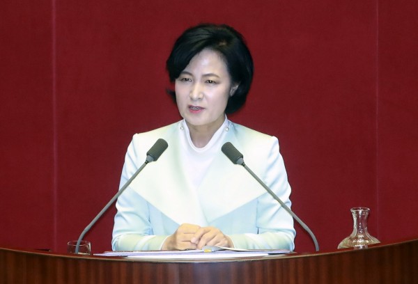 南韓執政黨「共同民主黨」的黨魁秋美愛表示，美國總統川普亞洲行訪問南韓後，確實加深兩國的關係，且川普瞭解到南北韓之間的問題需要「以和平的手段」來解決這場危機。（歐新社）