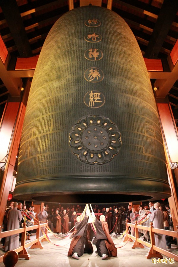 法鼓山於除夕夜舉辦「除夕撞鐘祈福法會」,在法華鐘108響之後迎接雞年到來。(記者吳政峰攝)