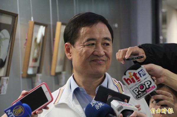 台北市長柯文哲今晚接受綠色和平電台《有影尚大聲》節目主持人陳雨鑫專訪，外界質疑柯P想藉此拉攏民進黨，隨行的副市長陳景峻則說，只是找個機會把誤會說清楚。（資料照）